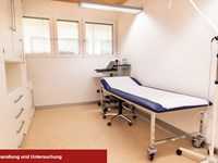 Behandlungsraum der Hausarztpraxis.