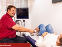 Zeigt eine Ultraschalldiagnostik.